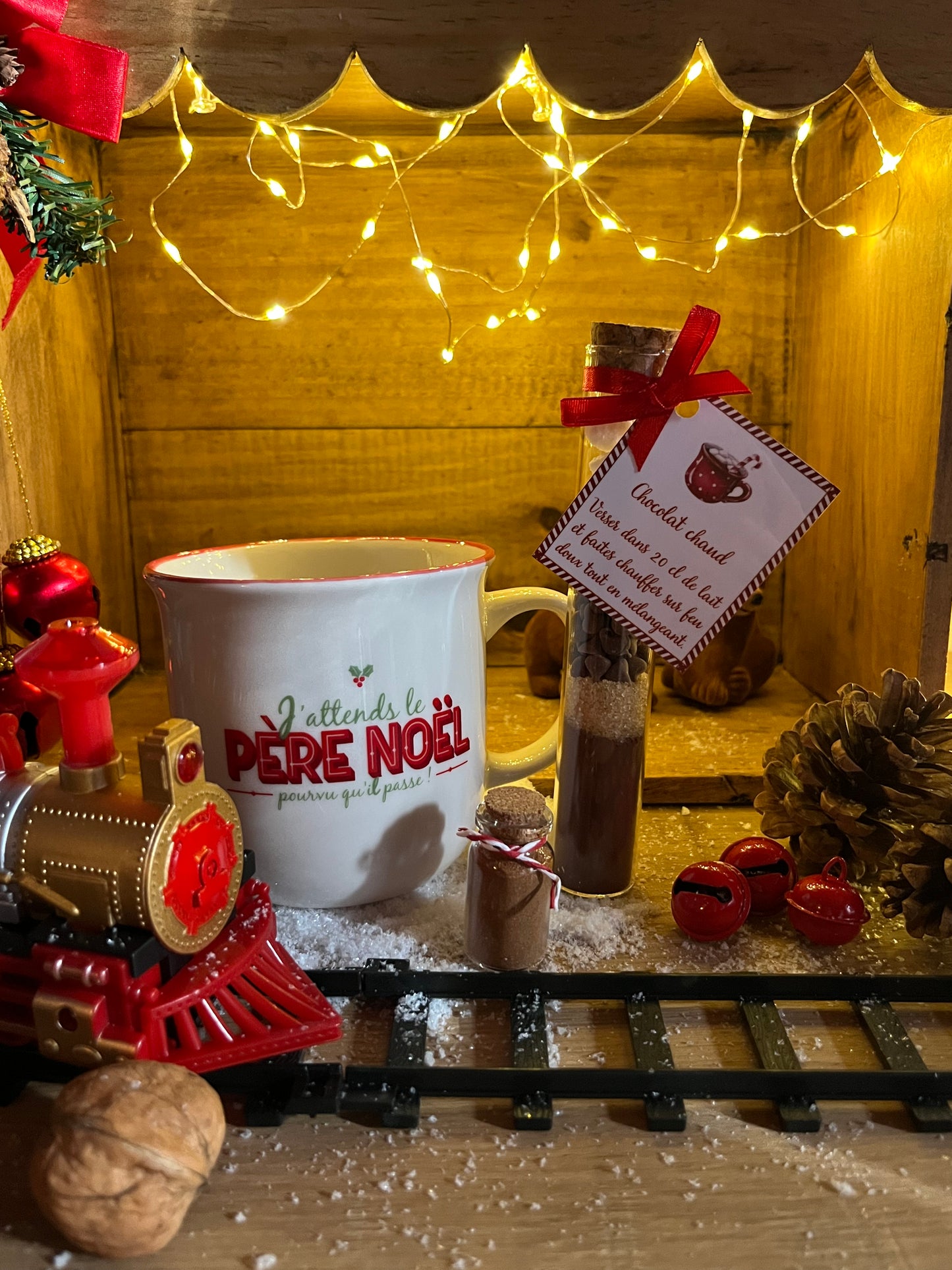 SUPERBE MUG (J'ATTENDS LE PERE NOEL) AVEC FIOLE POUR PREPARATION DE CHOCOLAT CHAUD